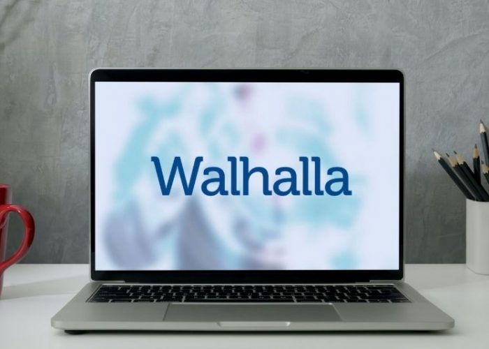 Ordenador portátil con el logo de Walhalla en la pantalla