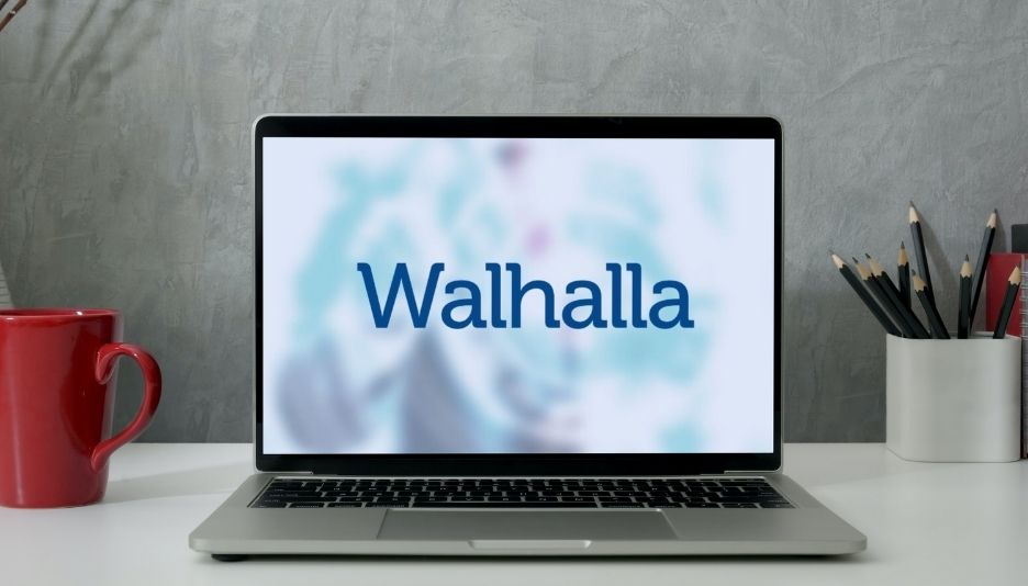 Ordenador portátil con el logo de Walhalla en la pantalla