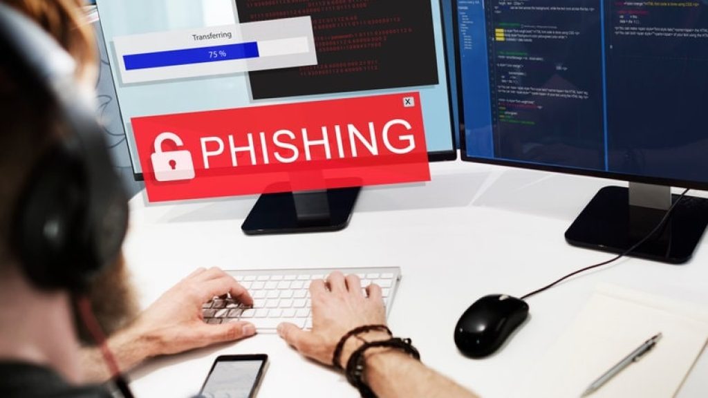 una persona delante de un ordenador realizando un ataque cibernético de phishing