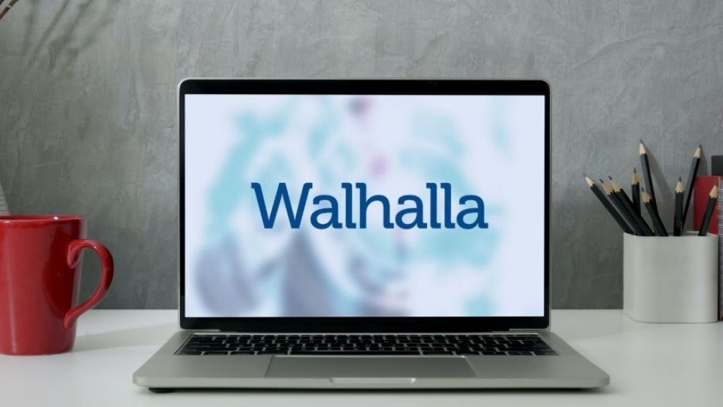 Ordenador portátil con el logo de Walhalla en la pantalla